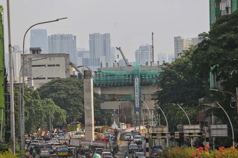Suasana pekerjaan konstruksi proyek LRT Jakarta Fase 1B rute Velodrome-Manggarai, pada Senin (19/5/2025).