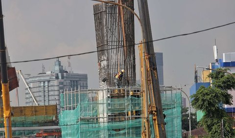 Suasana pekerjaan konstruksi proyek LRT Jakarta Fase 1B rute Velodrome-Manggarai, pada Senin (19/5/2025).