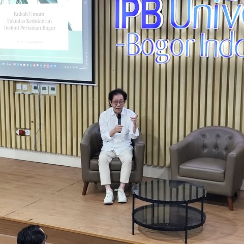 Direktur Sido Muncul, Dr. (H.C.) Irwan Hidayat saat menjadi pembicara di kuliah umum FK IPB University.