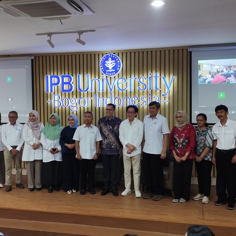 Direktur Sido Muncul, Dr. (H.C.) Irwan Hidayat bersama jajaran IPB University.