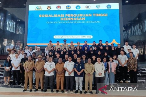 Wakil Bupati Mimika, Emanuel Kemong, mendorong siswa SMA di Timika untuk mengikuti jalur pendidikan sekolah kedinasan sebagai langkah strategis menjadi ASN,  mendukung penuh kesuksesan mereka.