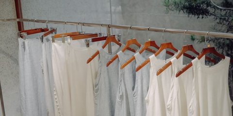 Ilustrasi Mencuci Baju Putih