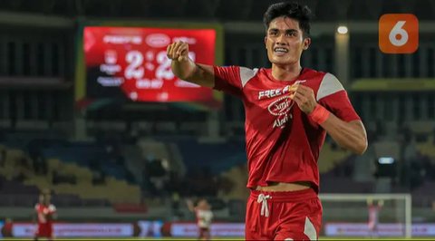 Striker Persis Solo, Ramadhan Sananta, saat melakukan selebrasi seusai membantu mencetak gol kemenangan atas Borneo FC dalam duel di Stadion Manahan, Solo, Sabtu (19/10/2024). (Bola.com/Radif