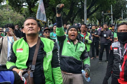 FOTO: Ribuan Ojol Gelar Demo Besar-besaran, Ini Sederet Tuntutannya