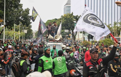 FOTO: Ribuan Ojol Gelar Demo Besar-besaran, Ini Sederet Tuntutannya