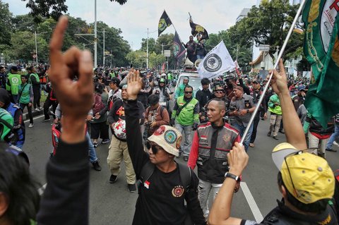FOTO: Ribuan Ojol Gelar Demo Besar-besaran, Ini Sederet Tuntutannya