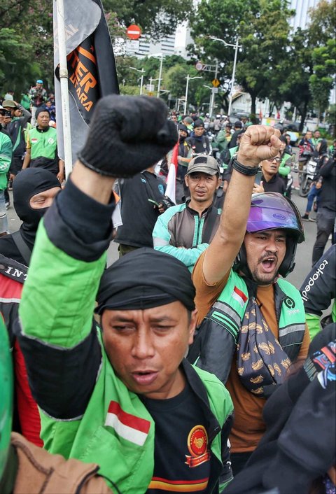 FOTO: Ribuan Ojol Gelar Demo Besar-besaran, Ini Sederet Tuntutannya
