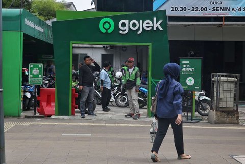 Suasana salah satu posko ojek online di dekat Stasiun Sudirman, Jakarta, pada Selasa (20/5/2025). Di tengah demo besar-besaran dan aksi mogok massal menuntut regulasi tarif yang lebih adil, sejumlah pengemudi ojol tetap beroperasi.