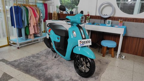 Meneliti lebih dalam tentang Yamaha Fazzio Hybrid-Connected (Arief A/Liputan6.com)