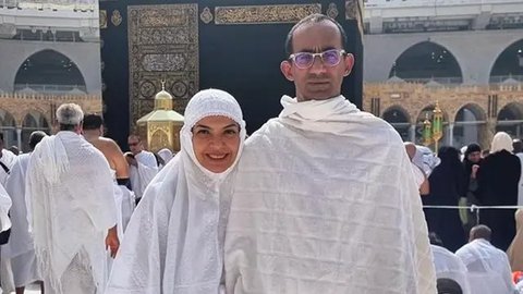 Tak sendiri, Najwa Shihab juga didampingi oleh sang suami. Najwa Shihab terlihat sumringah bisa berdiri di depan Kakbah. Momen kebersamaan Nana dengan suami ini Tanah Suci ini mencuri perhati