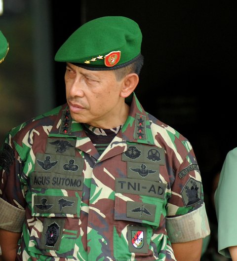 Pangdam Jaya, Mayjen Teddy Lhaksmana WK (kiri) berbincang bersama Komandan Kodiklat TNI AD, Letjen TNI Agus Sutomo usai apel bersama Satuan Jajaran Kodam Jaya di Makodam Jaya, Jakarta, Kamis (17/9/2015). (Liputan6.com/Helmi Fithriansyah)