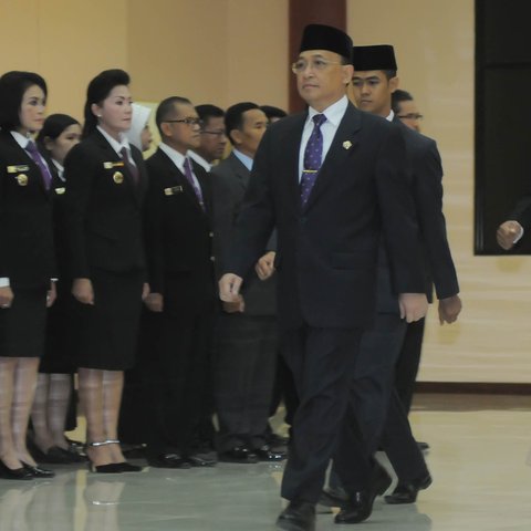 Gubernur Lemhannas Budi Susilo Soepandji tiba di Gedung Pancagatra Lemhannas untuk memimpin pelantikan Wagub Lemhannas Laksamana Madya (Laksdya) Didit Herdiawan, Jakarta, Rabu (11/3/2015). (Liputan6.com/Herman Zakharia)