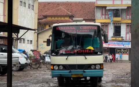 Meski Zaman Sudah Modern, Bus Jadul Ini Masih Beroperasi Satu Kali Dalam Sehari