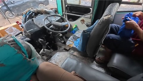 Meski Zaman Sudah Modern, Bus Jadul Ini Masih Beroperasi Satu Kali Dalam Sehari