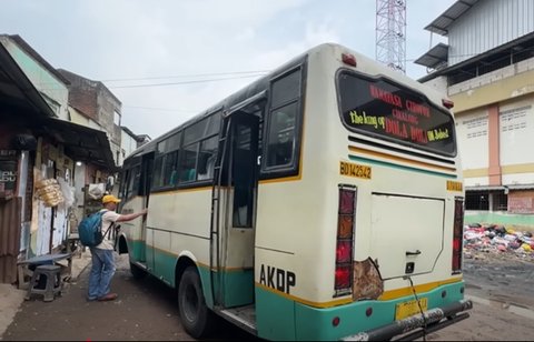 Meski Zaman Sudah Modern, Bus Jadul Ini Masih Beroperasi Satu Kali Dalam Sehari