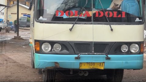 Meski Zaman Sudah Modern, Bus Jadul Ini Masih Beroperasi Satu Kali Dalam Sehari