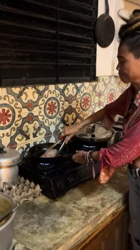5 Potret Dapur Sederhana Mertua Jennifer Coppen di Bali, Tanpa Kitchen Set & Peralatan Masak Cuma Digantung