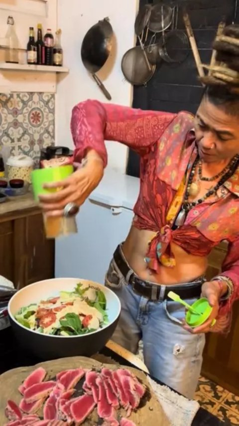 5 Potret Dapur Sederhana Mertua Jennifer Coppen di Bali, Tanpa Kitchen Set & Peralatan Masak Cuma Digantung