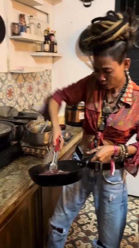 5 Potret Dapur Sederhana Mertua Jennifer Coppen di Bali, Tanpa Kitchen Set & Peralatan Masak Cuma Digantung