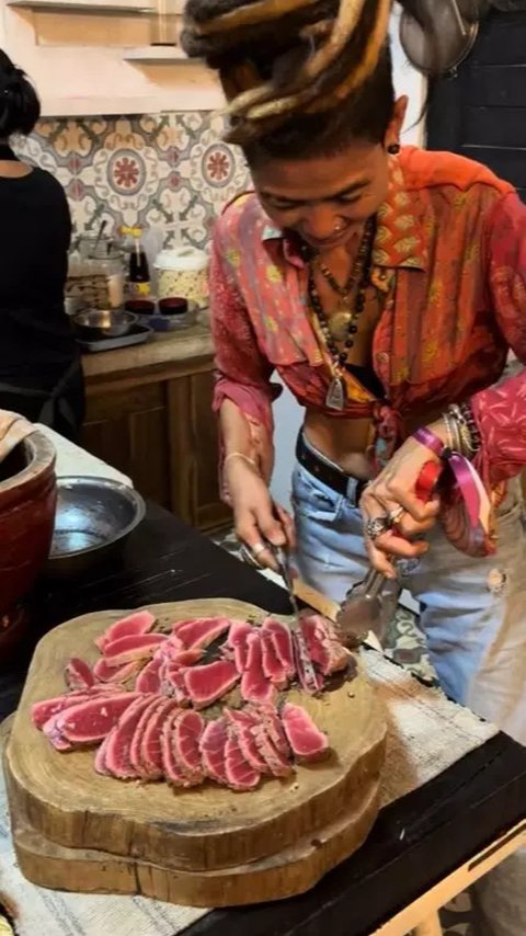 5 Potret Dapur Sederhana Mertua Jennifer Coppen di Bali, Tanpa Kitchen Set & Peralatan Masak Cuma Digantung