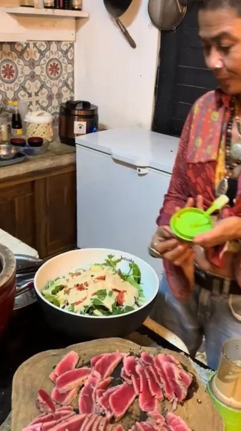 5 Potret Dapur Sederhana Mertua Jennifer Coppen di Bali, Tanpa Kitchen Set & Peralatan Masak Cuma Digantung