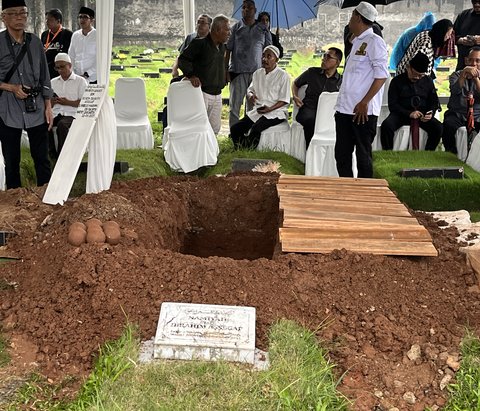 Suasana Pemakaman Suami Najwa Shihab di TPU Jeruk Purut
