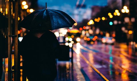 Ilustrasi hujan di malam hari. (Photo by Todd Diemer on Unsplash)