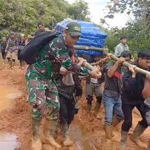 Jenazah Guru Ditandu TNI dan Warga Jalan 30 Kilometer ke Pemakaman