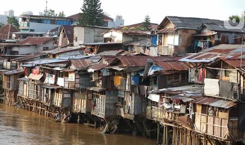 Deretan permukiman penduduk semi permanen di bantaran Sungai Ciliwung, Jakarta, Senin (5/10/2020). Pemprov DKI mencatat kenaikan angka kemiskinan Jakarta sebesar 1,11 persen menjadi 4,53 pers