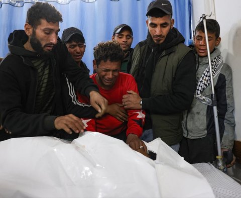 Para pelayat membawa jenazah dua warga Palestina yang tewas dalam <br />serangan Israel di Beit Hanun di Jalur Gaza Utara, Palestina (02/03/2025)