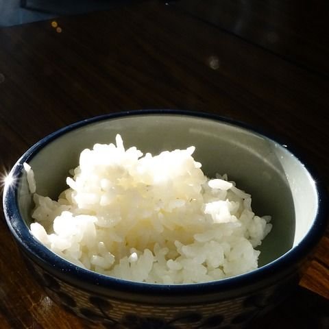 Mengantuk Setelah Makan Nasi Putih? Ini Penyebab dan Solusinya!