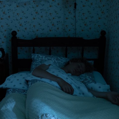 Ilustrasi Tidur dalam Ruangan Gelap