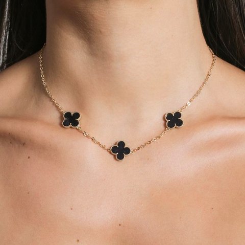 Ilustrasi Kalung Emas Clover