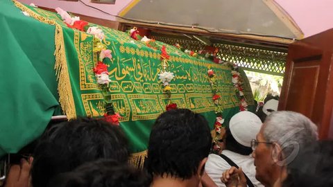 Jenazah almarhumah Mpok Nori dibawa ke Masjid Djami Al-Ikhlas untuk disalatkan usai sholat Jumat, Jumat (3/4/2015). Rencananya almarhumah Mpok Nori akan dimakamkan di TPU Pondok Rangon. (Lipu