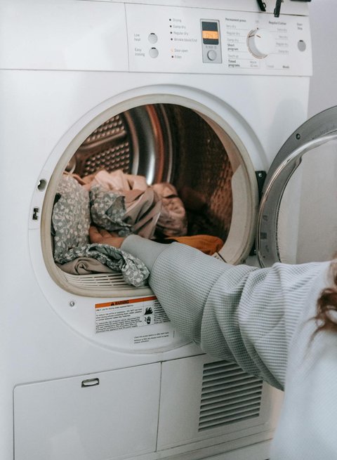 Ilustrasi Mencuci Menggunakan Mesin Cuci