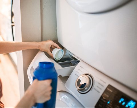 Ilustrasi Mencuci Menggunakan Mesin Cuci