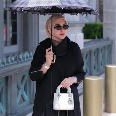 Pilihan Model Tas Putih ala Syahrini (Foto: Instagram @princessyahrini)
