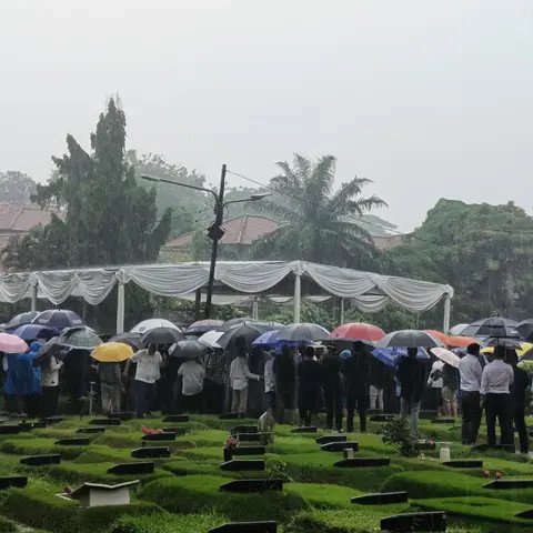 Jenazah Ibrahim Sjarief, suami Najwa Shihab dimakamkan di TPU Jeruk Purut, Jakarta, Rabu (21/5/2025) setelah disalatkan di masjid dekat rumah duka.