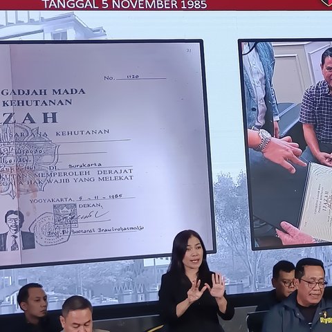 Bareskrim perlihatkan ijazah Jokowi.