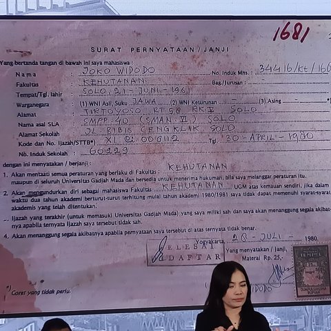Bareskrim perlihatkan ijazah Jokowi.