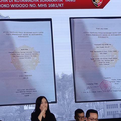 Bareskrim perlihatkan ijazah Jokowi.