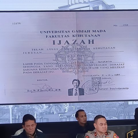 Bareskrim perlihatkan ijazah Jokowi.