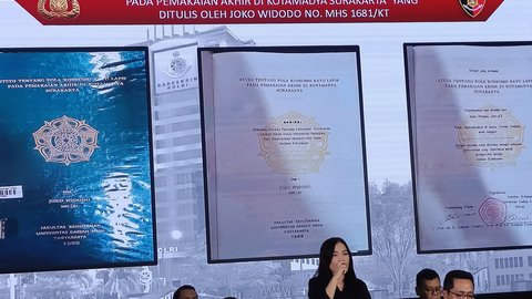 Bareskrim Polri memperlihatkan skripsi Presiden ke-7 RI Joko Widodo atau Jokowi saat konferensi pers di Mabes Polri, Jakarta, pada Kamis (21/5/2025).