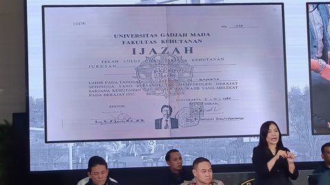 Bareskrim Polri memperlihatkan ijazah Jokowi saat konferensi pers di Mabes Polri, Jakarta, pada Kamis (21/5/2025).