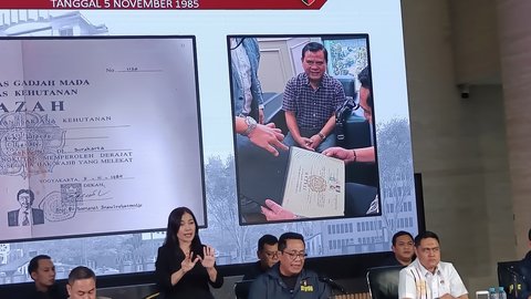 Bareskrim Polri memperlihatkan ijazah Jokowi saat konferensi pers di Mabes Polri, Jakarta, pada Kamis (21/5/2025).