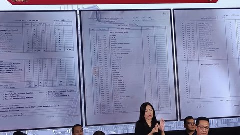 Bareskrim Polri memperlihatkan transkrip nilai Jokowi saat konferensi pers di Mabes Polri, Jakarta, pada Kamis (21/5/2025).