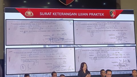 Bareskrim Polri memperlihatkan surat keterangan ujian praktik Jokowi saat konferensi pers di Mabes Polri, Jakarta, pada Kamis (21/5/2025).