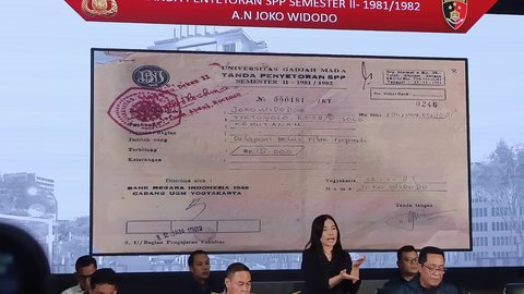 Bareskrim Polri memperlihatkan tanda pembayaran SPP Jokowi saat konferensi pers di Mabes Polri, Jakarta, pada Kamis (21/5/2025).