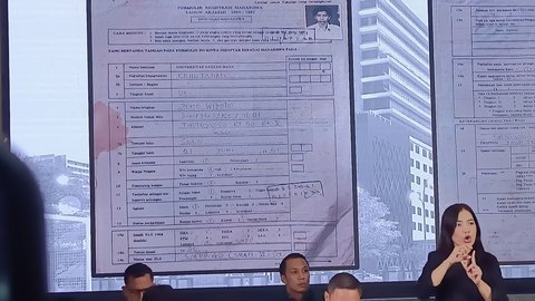 Bareskrim Polri memperlihatkan formulir registrasi mahasiswa Universitas Gadjah Mada atas nama Jokowi saat konferensi pers di Mabes Polri, Jakarta, pada Kamis (21/5/2025).