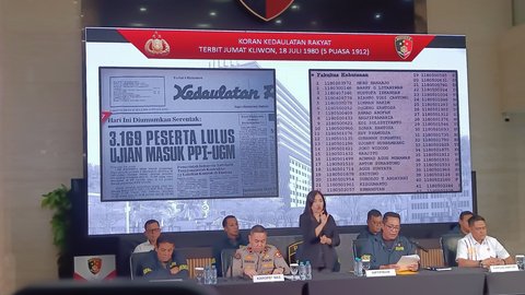 Bareskrim Polri memperlihatkan salinan Koran kedaulatan Rakyat edisi 18 Juli 1980 yang menampilkan daftar peserta lulus ujian masuk UGM saat konferensi pers di Mabes Polri, Jakarta, pada Kamis (21/5/2025).